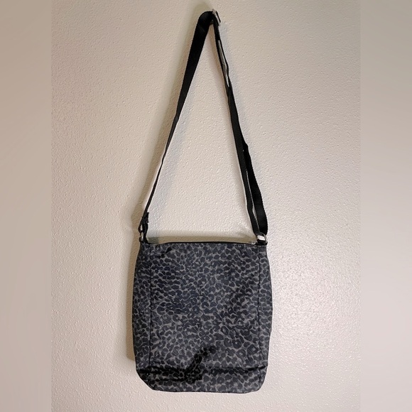Baggallini Nylon Grey Casual Travel Crossbody Purse - Picture 3 of 9